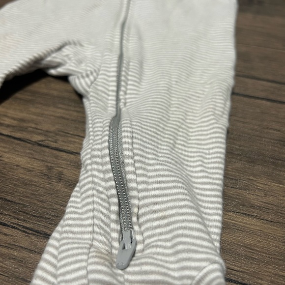 White and gray Striped Sleep. 2 way zipper - Picture 4 of 5